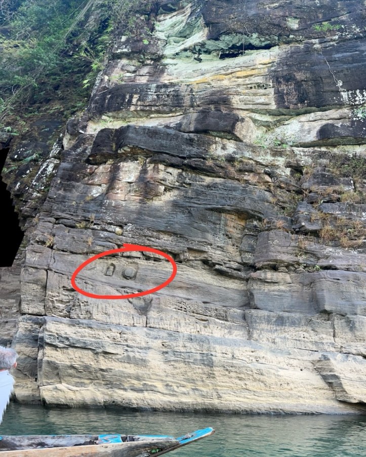 Dawki sculpture on rock